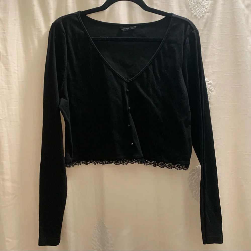 Black Long Sleeve Ribbed Crop Top with V-Neck, Lace Trim and Faux Buttons